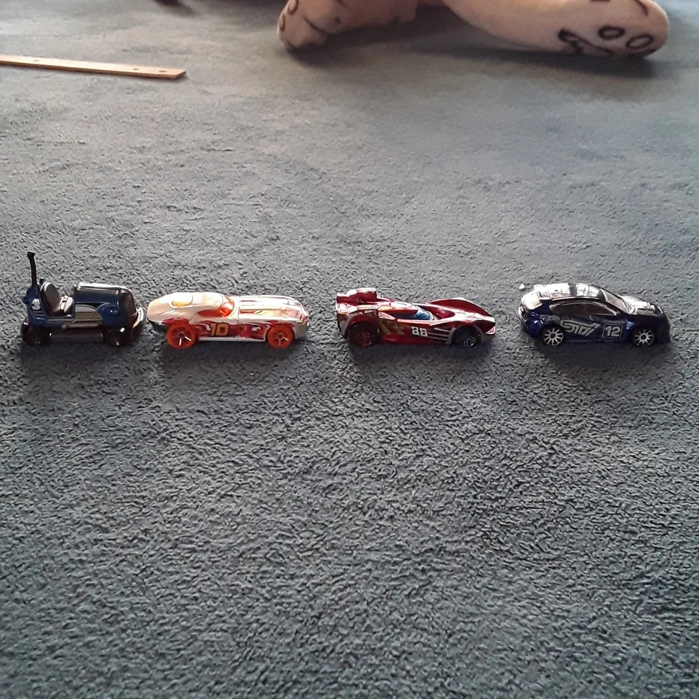 14 Hotwheel cars playset, In mint condition - Picture 5 of 6